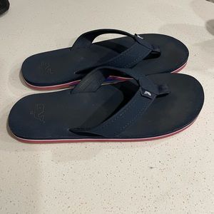 Mens Navy Vineyard Vines Flip Flops, size 10